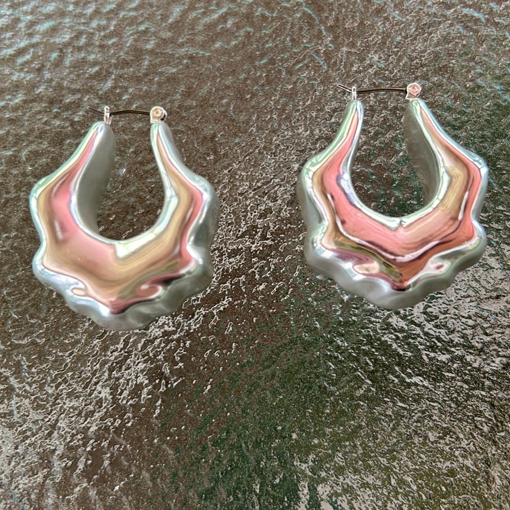 Lightweight sculpted hoop earrings - Picture 5 of 6